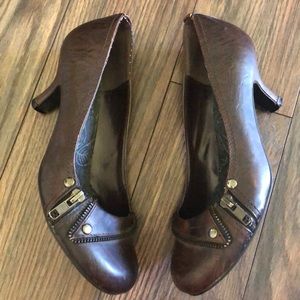 Covered toe short heel